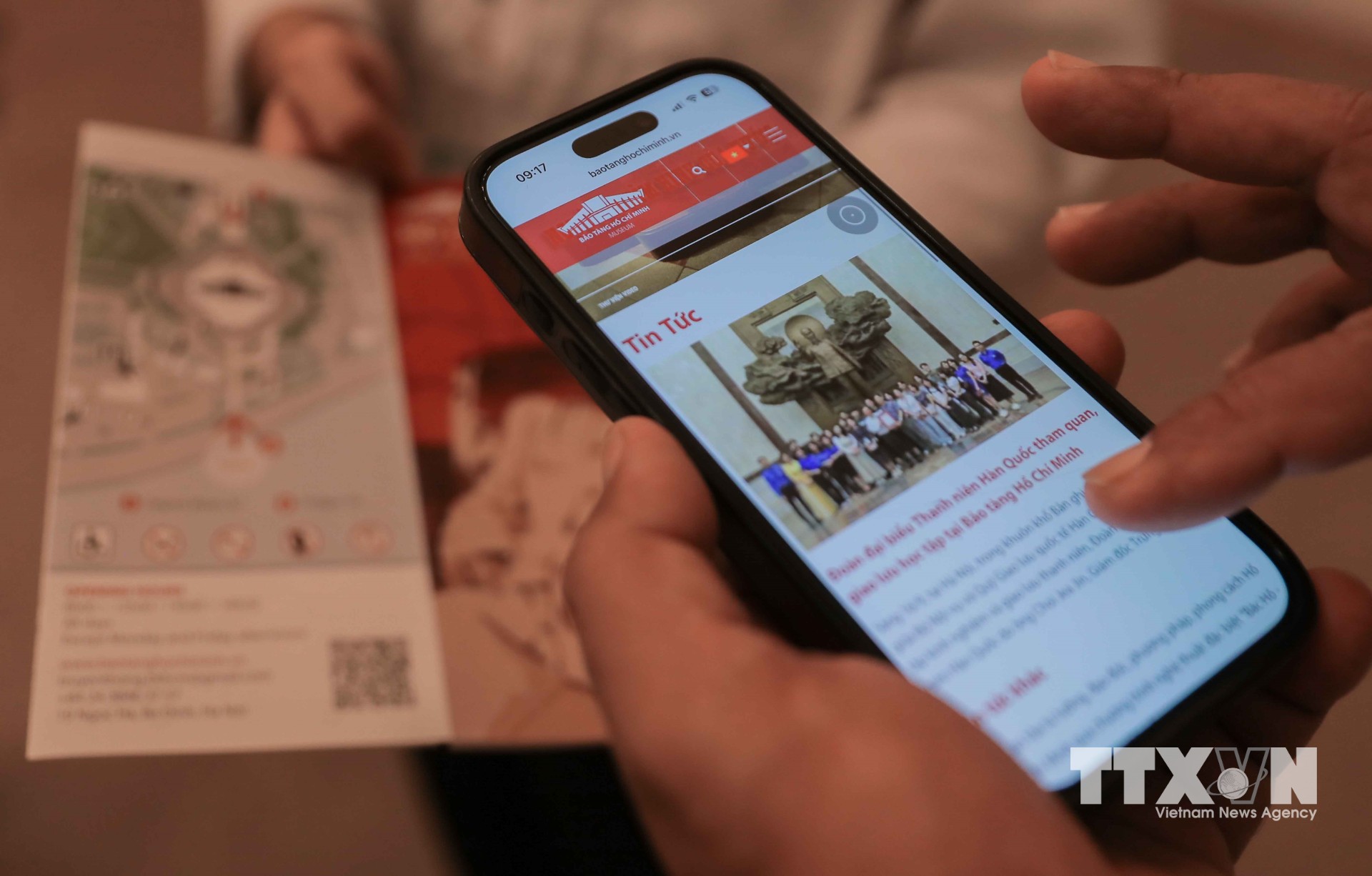 Chỉ với một thao tác quét mã QR, du khách có thể nhanh chóng tiếp cận thông tin chính xác về Bảo tàng Hồ Chí Minh, các hiện vật, tư liệu và nội dung trưng bày, thuận tiện tìm hiểu mọi lúc, mọi nơi. (Ảnh: Phan Phương/TTXVN)